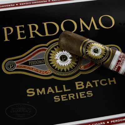 Perdomo Small Batch Series Maduro Half Corona-www.cigarplace.biz-31